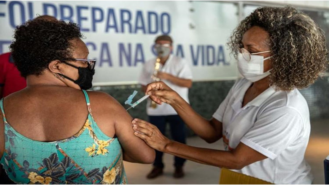 Brasil: Após vacinação. mortes e internações por Covid-19 diminuem na faixa dos 60 anos