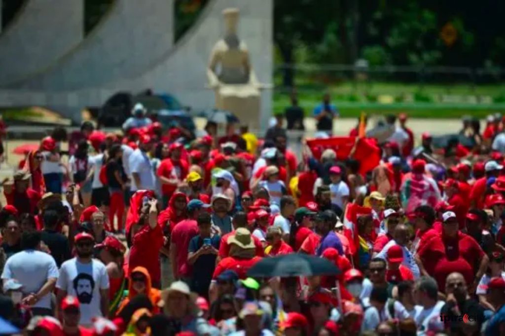 Multidão enfrenta calor na Esplanada para acompanhar a posse de Lula