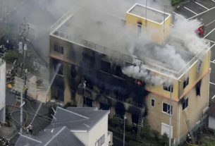 Bombeiros combatem um incêndio no estúdio Kyoto Animation em Kyoto, Japão, em 18 de julho de 2019. Kyodo/Reuters