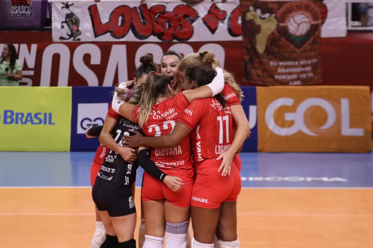 Lideradas por Camila Brait, jogadoras do Osasco comemoram vitória — Foto: Tkssport/Twitter Osasco Vôlei