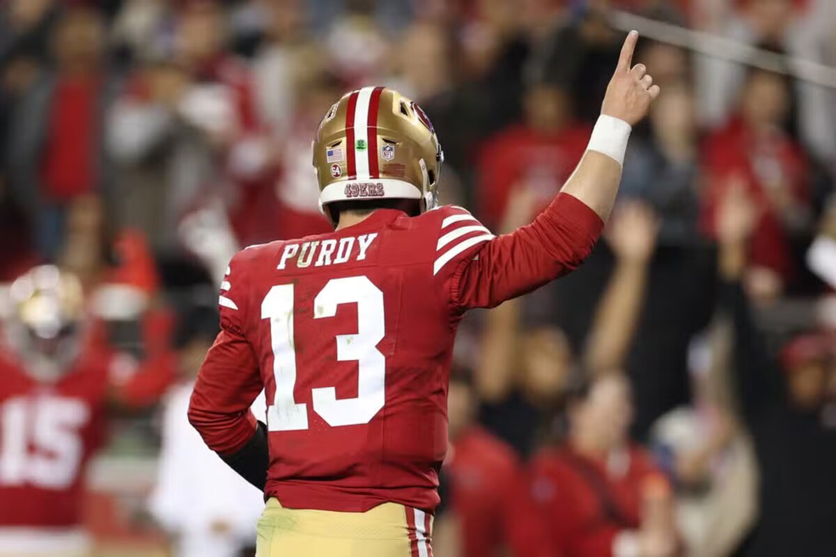 NFL 2023/24: Brock Purdy (13), do San Francisco 49ers, comemora touchdown contra o Detroit Lions — Foto: Ezra Shaw/Getty Images