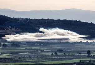 Ondas de fumaça são registradas após bombardeio israelenses no sul do Líbano, perto da fronteira com Israel — Foto: Rabih Daher / AFP