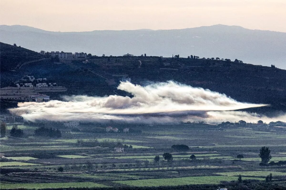 Ondas de fumaça são registradas após bombardeio israelenses no sul do Líbano, perto da fronteira com Israel — Foto: Rabih Daher / AFP