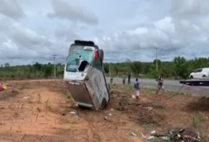 Ambulância ficou de cabeça para baixo após o acidente — Foto: Wesley Branco