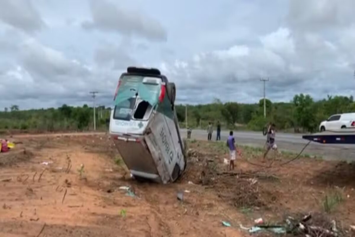 Ambulância ficou de cabeça para baixo após o acidente — Foto: Wesley Branco