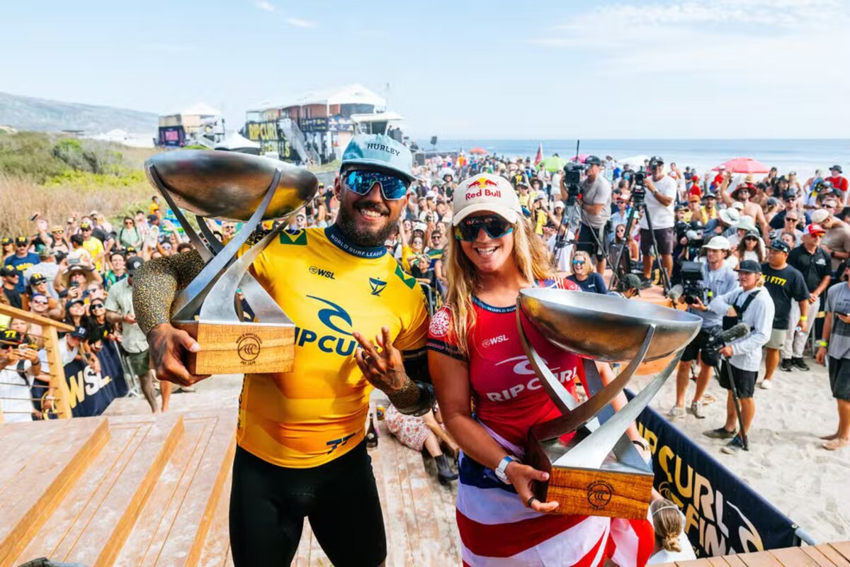 Filipe Toledo e Caroline Marks no pódio da WSL em 2023 — Foto: Thiago Diz/World Surf League