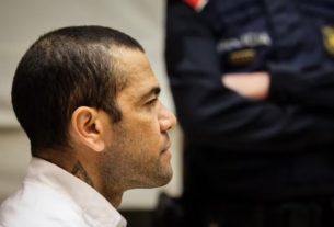 Daniel Alves durante sessão de julgamento — Foto: Jordi Borras/AFP