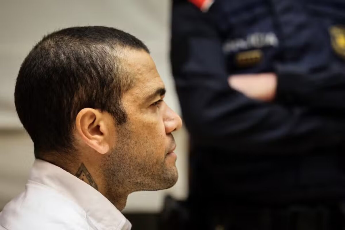 Daniel Alves durante sessão de julgamento — Foto: Jordi Borras/AFP