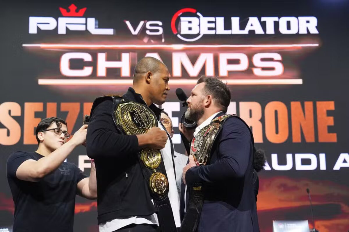 Renan Problema (esq.) encara Ryan Bader (dir.) na coletiva do PFL x Bellator: Campeões — Foto: Divulgação