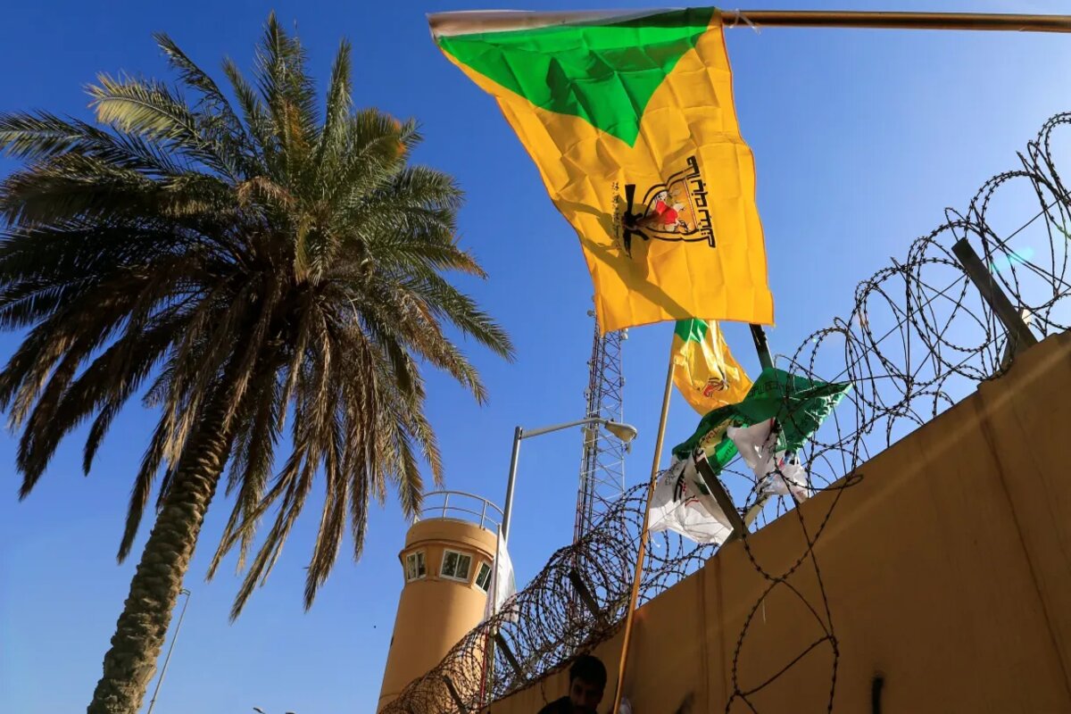 A bandeira da milícia Kataib Hezbollah hasteada em um protesto em frente à Embaixada dos EUA em Bagdá, Iraque, em 2019. Thaier al-Sudani/Reuters