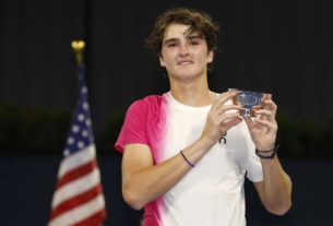 Joao Fonseca, do Brasil, celebra o título de campeão do US Open juvenil em 2023 — Foto: Sarah Stier/Getty Images