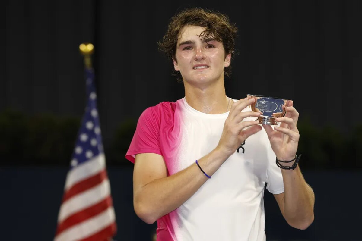 Joao Fonseca, do Brasil, celebra o título de campeão do US Open juvenil em 2023 — Foto: Sarah Stier/Getty Images