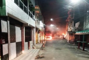 Carros incendiados no bairro de Pero Vaz, em Salvador — Foto: Redes sociais