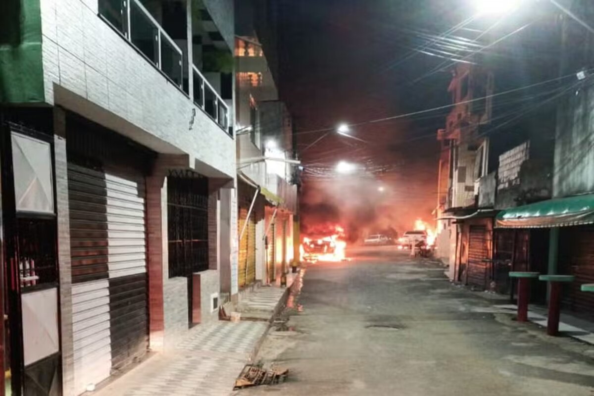 Carros incendiados no bairro de Pero Vaz, em Salvador — Foto: Redes sociais