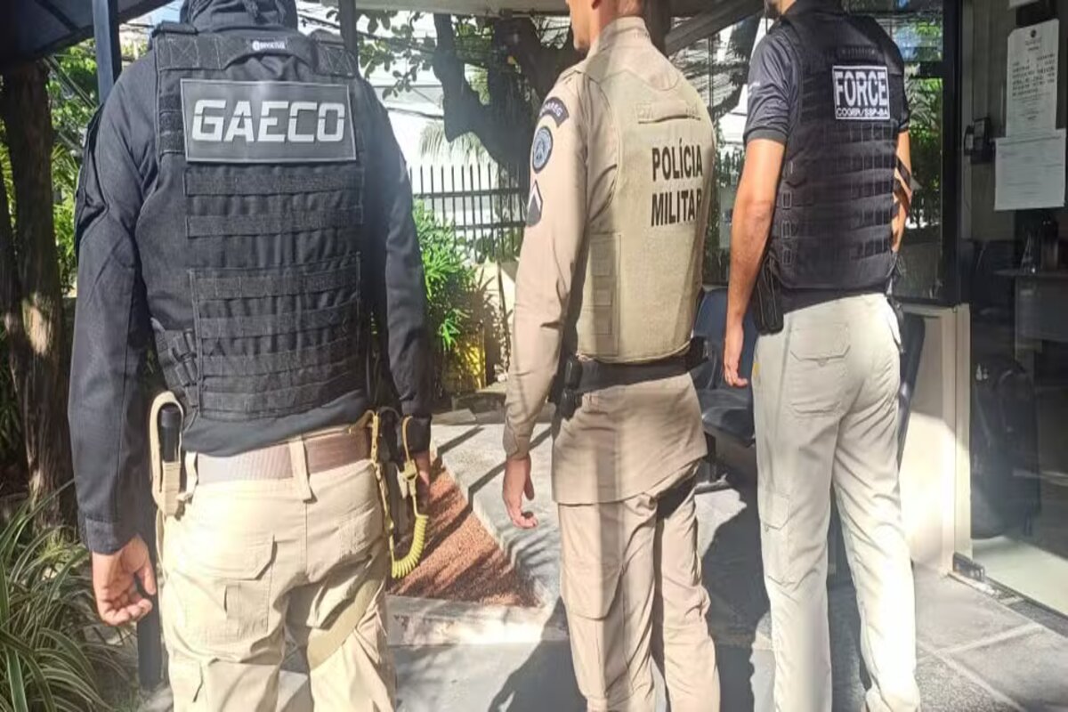 Três policiais militares e um penal da Bahia são investigados por vender fuzis em aplicativo de mensagens — Foto: Divulgação/SSP-BA