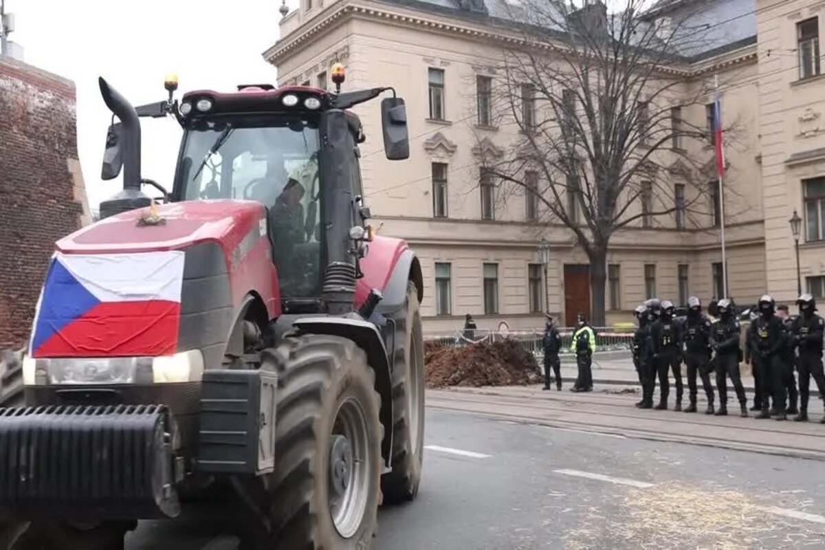 Agricultores tchecos despejam esterco nas ruas de Praga em novos protestos Reuters
