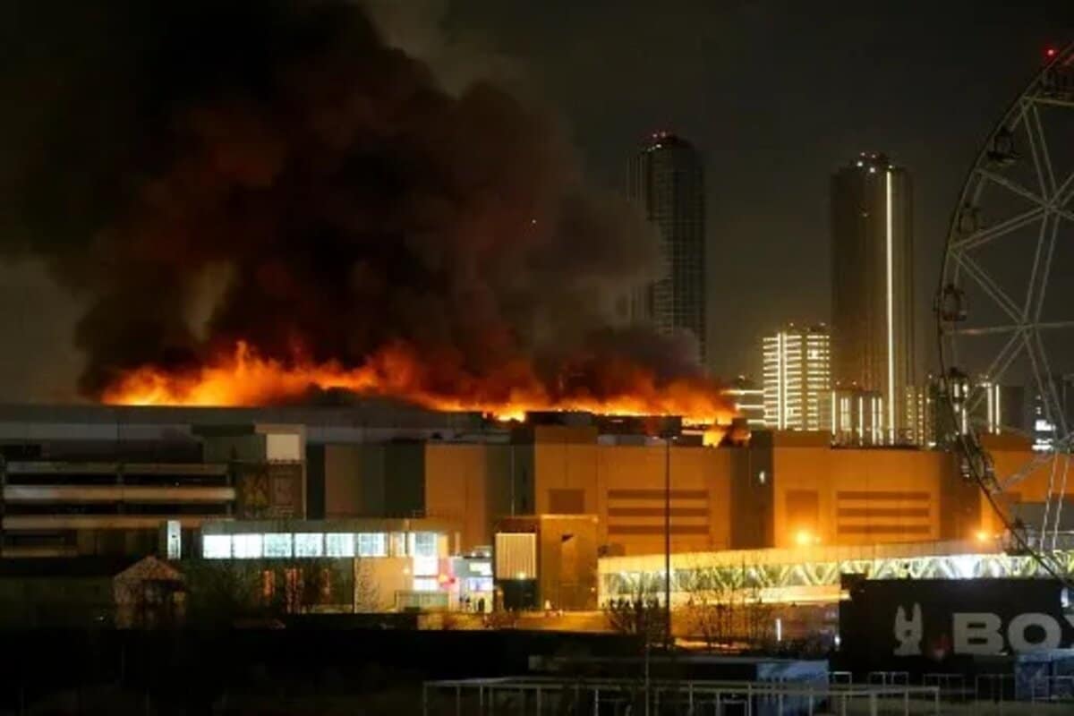 Sala de concertos Crocus City Hall em chamas após o tiroteio em Krasnogorsk, nos arredores de Moscou, em 22 de março de 2024. - Serguei Vedyashkin / MOSKVA NEWS AGENCY / AFP