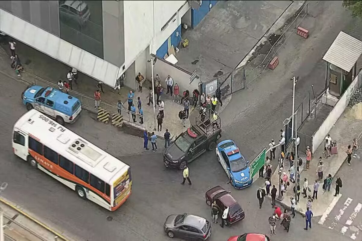 Sequestro de ônibus na rodoviária do Rio — Foto: Reprodução/GloboNews
