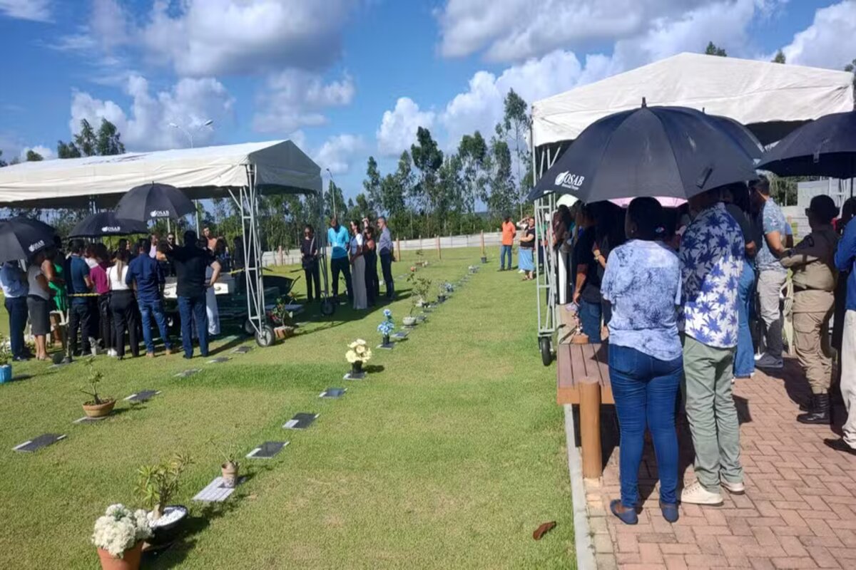 Familiares e amigos se despedem de criança que morreu ao ser esquecida dentro do carro pelo pai no interior da Bahia — Foto: Rafaela Paixão/g1