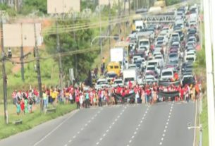 Mulheres protestam na Avenida Paralela, uma das principais de Salvador — Foto: Reprodução/TV Bahia